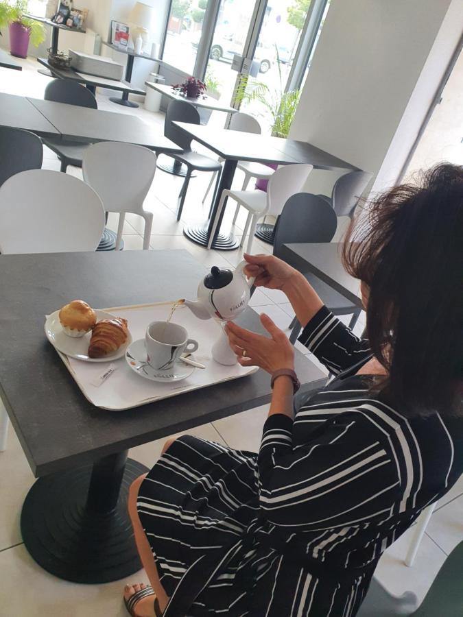 Brit Hotel Confort Nevers Centre Gare Bagian luar foto