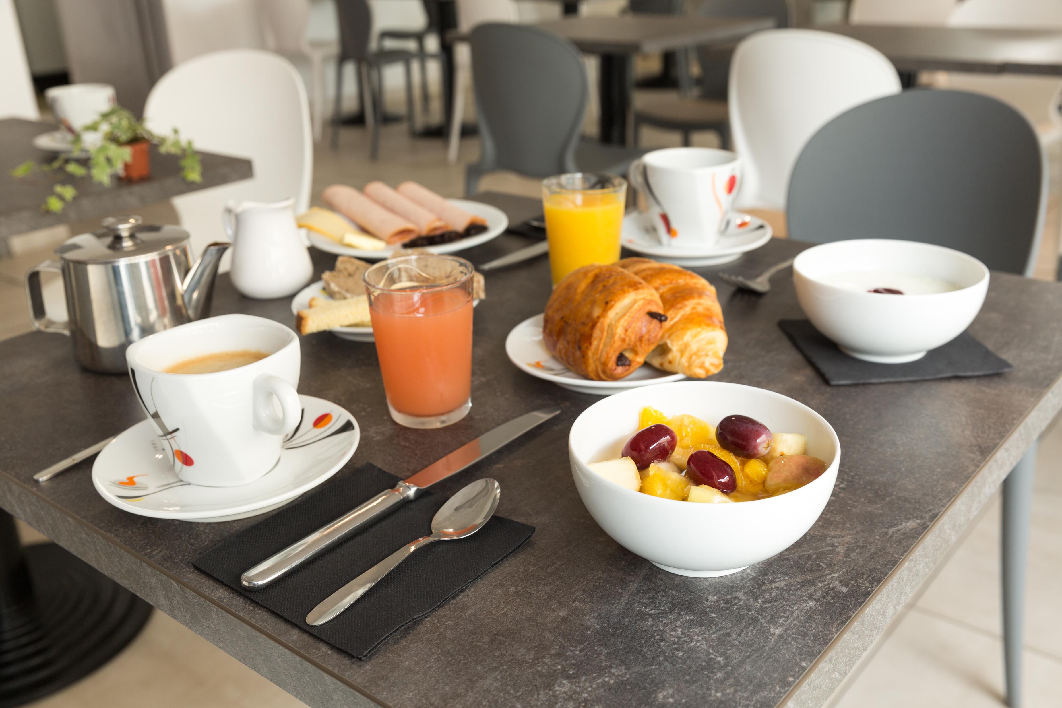 Brit Hotel Confort Nevers Centre Gare Bagian luar foto
