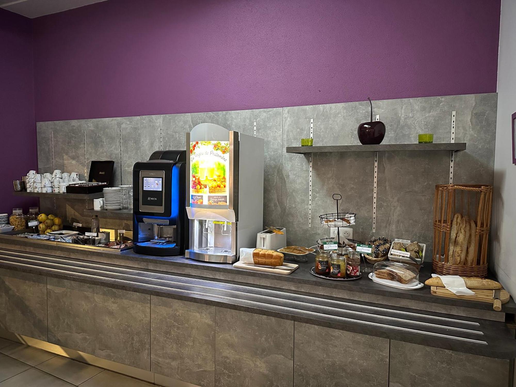 Brit Hotel Confort Nevers Centre Gare Bagian luar foto